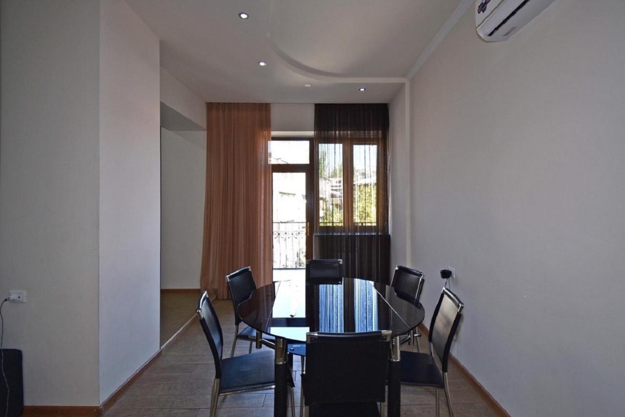 Tumanyan street 3 bedroom Deluxe apartment with Large Balcony TM662 Jerevan Buitenkant foto