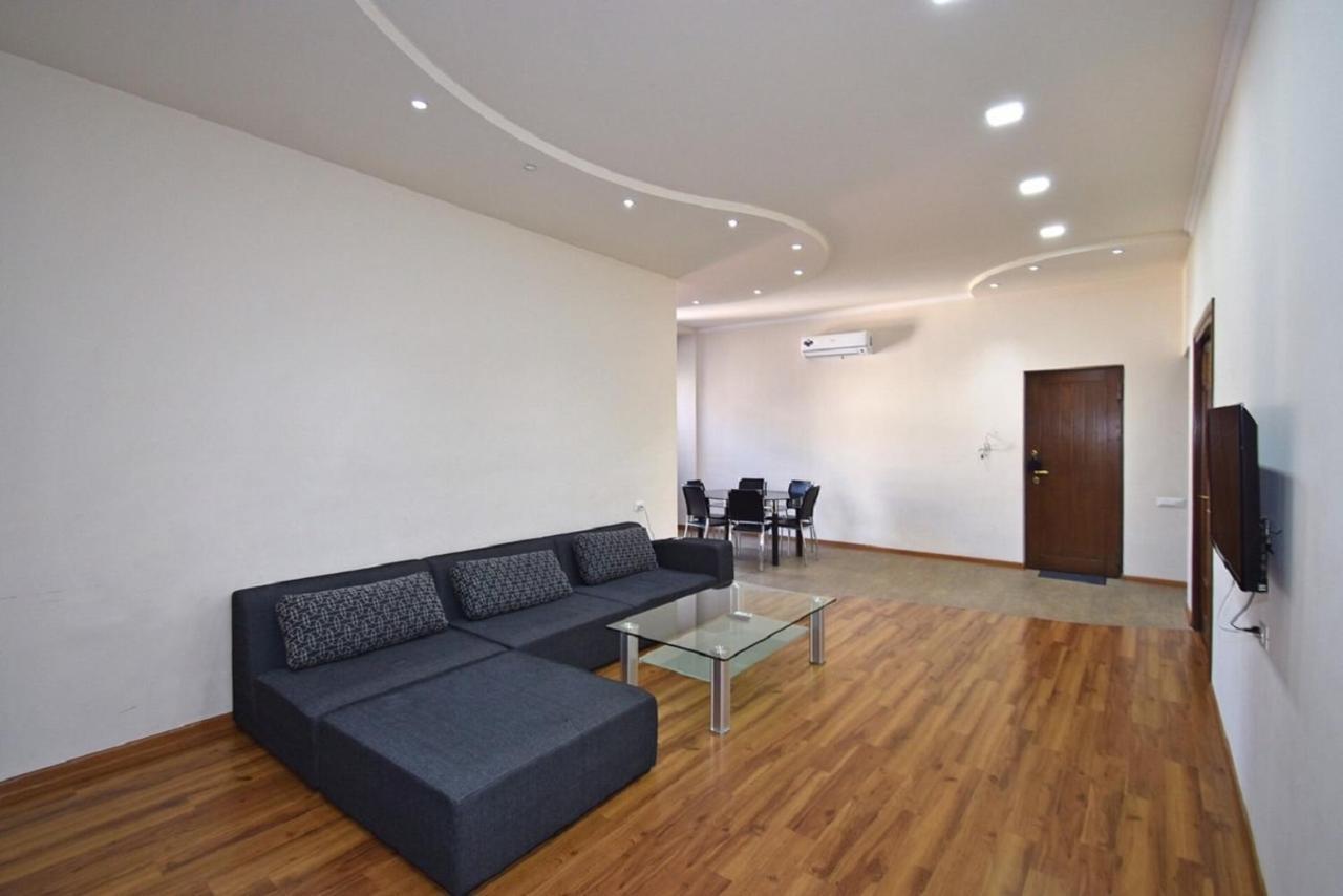 Tumanyan street 3 bedroom Deluxe apartment with Large Balcony TM662 Jerevan Buitenkant foto