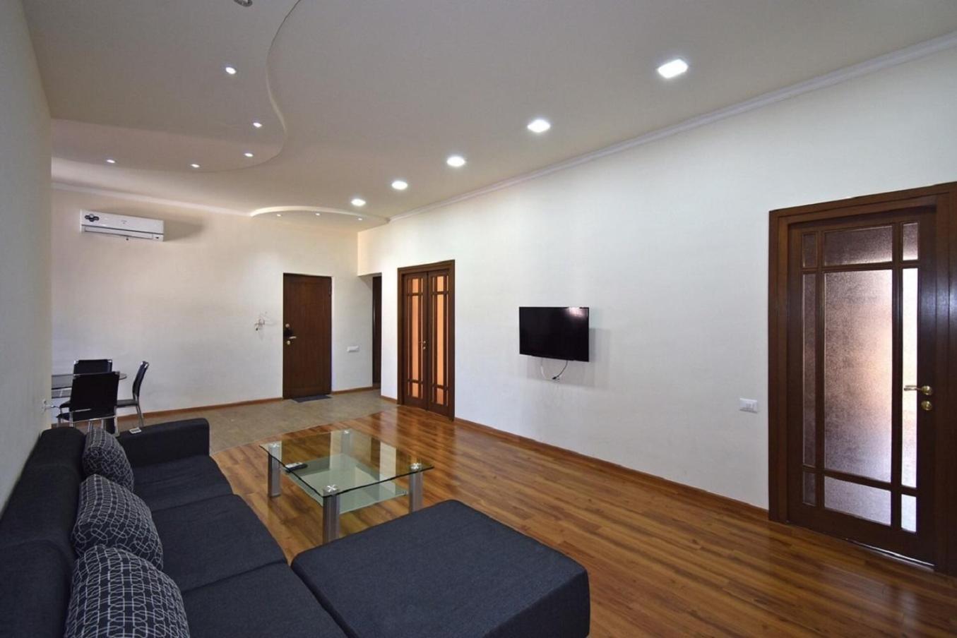 Tumanyan street 3 bedroom Deluxe apartment with Large Balcony TM662 Jerevan Buitenkant foto